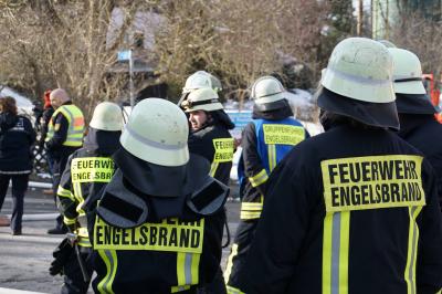 Engelsbrand: Dachstuhlbrand fuehrt zu einem Grosseinsatz der Freiwilligen Feuerwehren